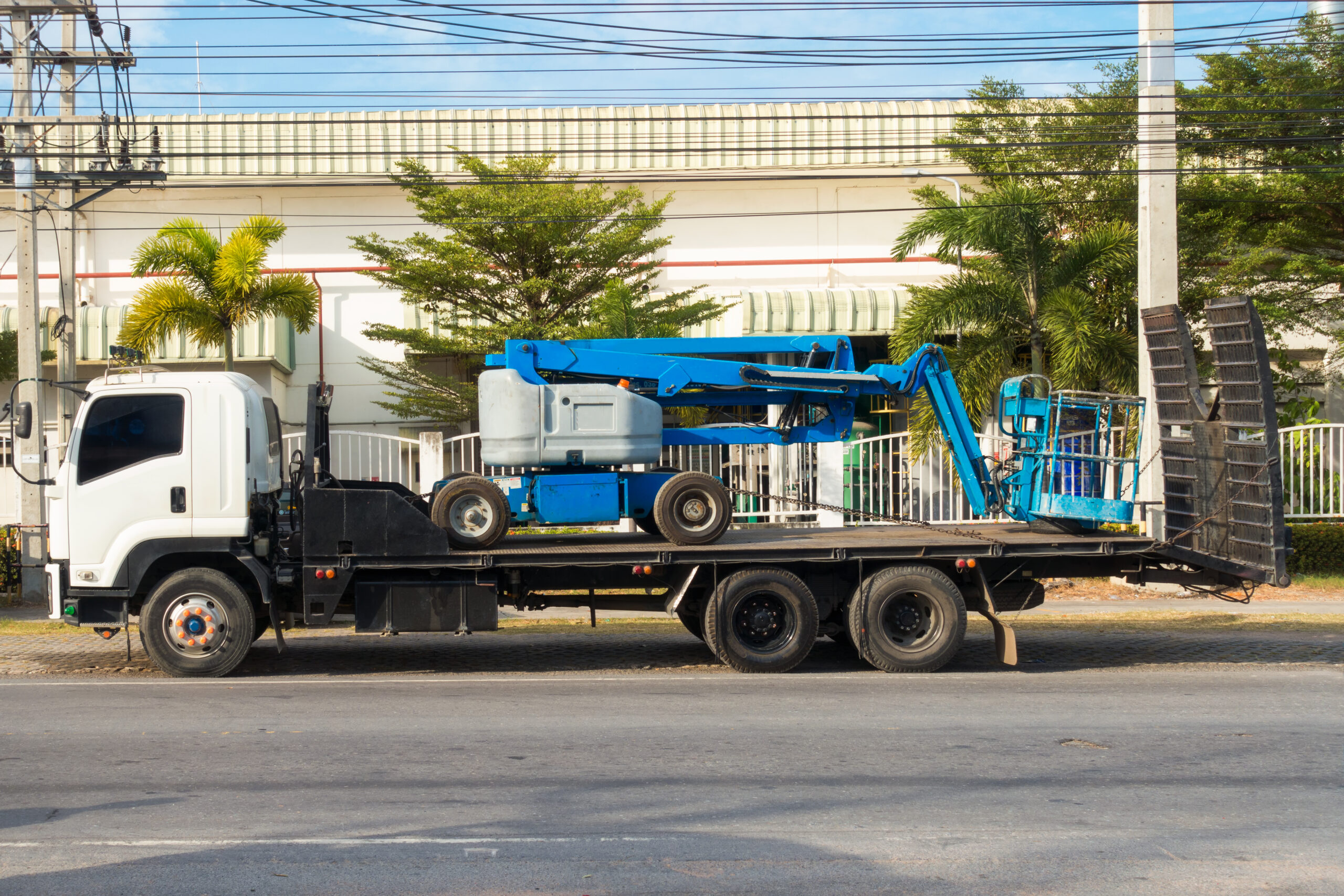 Logistic boom-lifting on heavy truck
